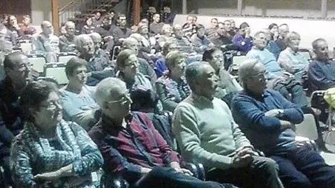 Més d'un centenar de persones van participar en l'assemblea popular del Poal.