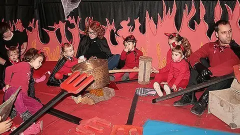 Pares i alumnes participen en el pessebre vivent de l'escola bressol Els Vailets de Bell-lloc.