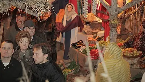 El públic recorre les escenes del pessebre Vivent de Linyola.