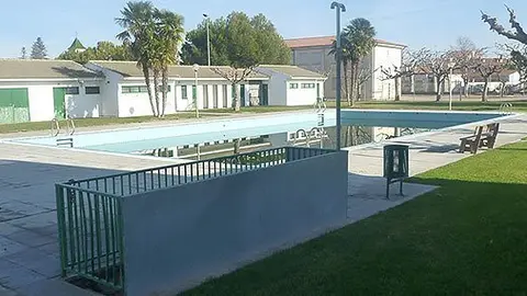 L'obra reformarà el revestiment de la bassa de les piscines, així com el paviment.