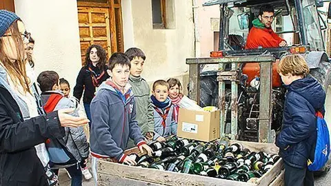 Els escoltes de l'Agrupament Ivarsenc, en plena feina de recollida de botelles de cava.