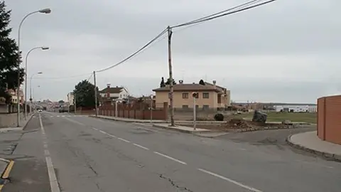 Imatge de l'illeta en la que es construirà el pas de vianants elevat, al carrer Ricard Vinyes.