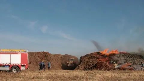 Els Bombers del Parc de Mollerussa en un incendi de farratge a Linyola.
