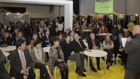Els participants en el acte d'agermanament de Fira Borges i Ruta del Vi de Lleida.