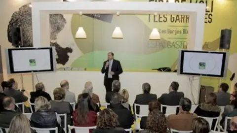 El gerent del Patronat Fira de l'Oli Jordi Ribalta en el seu parlament amb els expositors.