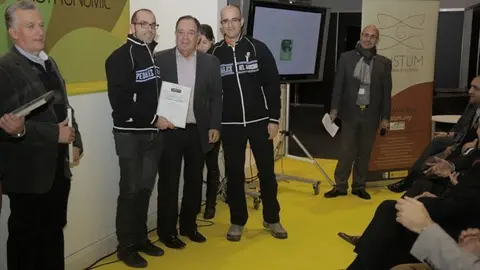 Lliurament als responsables del projecte turistic Pedals del Canal d&#39;Urgell.