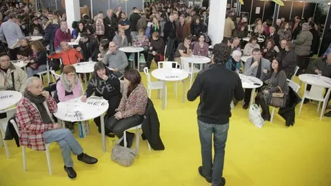 Tomàs Cusiné condueix el tast dels vins del celler del Vilosell.