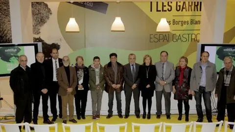 Autoritats i membres del comitè organitzador de la Fira en l&#39;acte de cloenda.