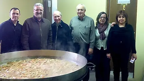 L&#39;alcalde Francesc Fabregat davant de la paella popular de la festa de Sant Antoni.