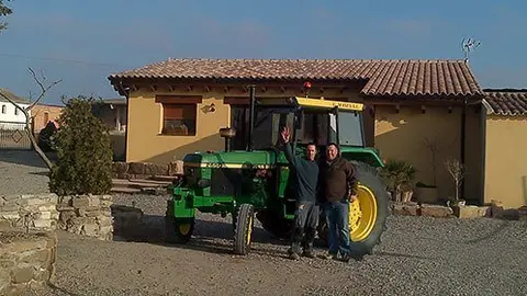 Els germans Mases amb el tractor John Deere que han restaurat pel projecte a La Teuleria.