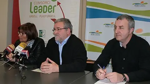 Rosa Maria Mora, Francesc Fabregat i el gerent Joan Torrent, presenten el Programa Leader 2013.
