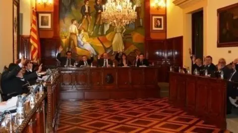 La proposta es va aprovar amb  els vots de CiU, CDA, ERC i cinc diputats del PSC.