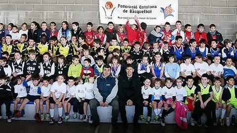 L&#39;alcalde Josep Maria Puig amb el participants en la Trobada de Bàsquet de Torregrossa.