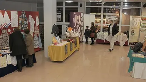 El mercat Solidari presenta una àmplia varietat d'articles artesanals.