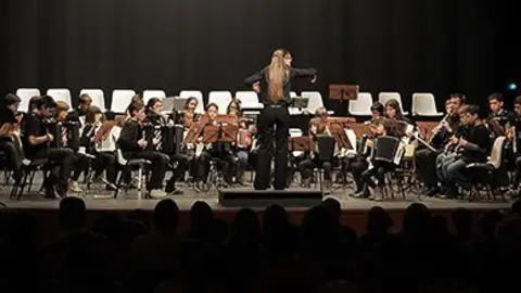 Sonia Peiró dirigeix l'Orquestra Infantil d'Acordions al Teatre L'Amistat de Mollerussa.