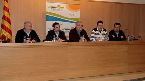 El president Francesc Fabregat va presidir la reunió de ramaders i representants de les plantes.