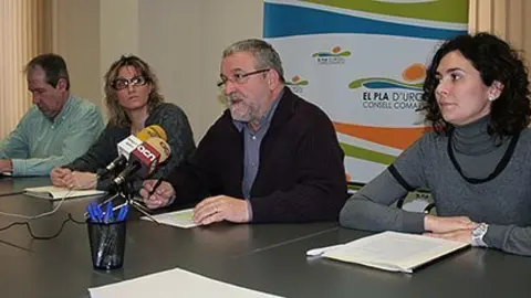 El president Francesc Fabregat amb els tècnics de l'ens van presentar el programa d'ocupació.