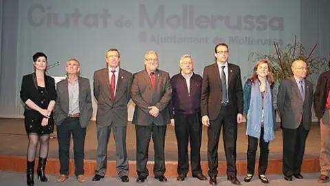 El membres del jurat, i les autoritats amb la guanyadora Mercè Saurina.