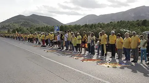 Els participants del Pla d'Urgell en la Via Catalana de l'11 de Setembre de 2013.
