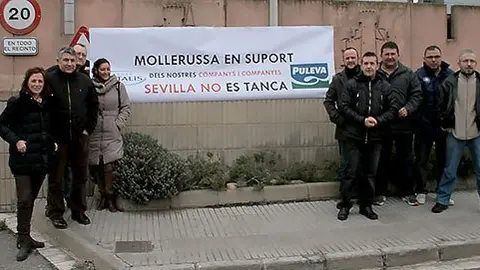 membres del Comitè d'Empresa de Puleva es concentren en suport als companys de Sevilla.