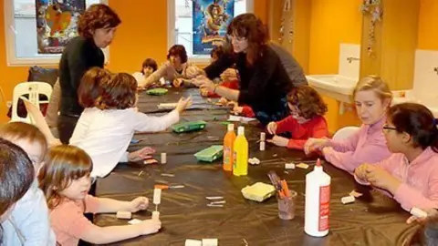 El taller amb taps de suro dins del programa del cicle Biblioteques amb DO de la Biblioteca Jaume Vila.					