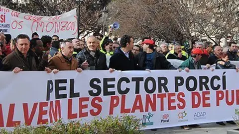 Concentració de sindicats i productors davant de la subdelegació del Govern de l'Estat a Lleida.