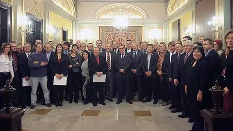 Àngel Ros amb el representants de les empreses guardonades i les entitats.