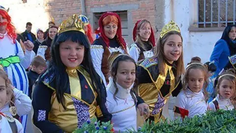 Vilatans i escolars van participar en la Rua de Carnaval de Sidamon.