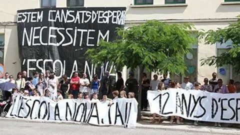 Imatge de les protestes de pares i equip docent de l'escola El Timó de Sidamon.