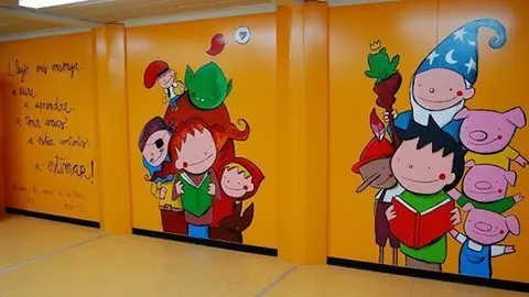 Imatge dels murals un cop finalitzats a la biblioteca de l'escola Les Arrels.