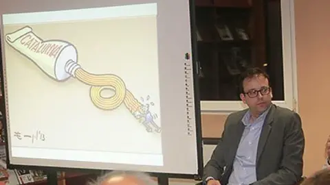 L'alcalde Marc Solsona, i el dibuixant Paco Ermengol a la Biblioteca Jaume Vila.
