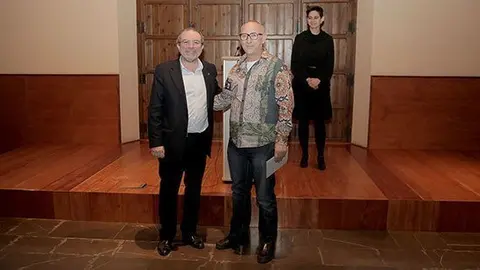 Joan Reñé lliura el premi al guanyador Miquel Ribera