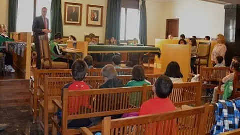 Els alumnes de l'escola Ignasi Peraire van prendre possessió dels escons de regidors.