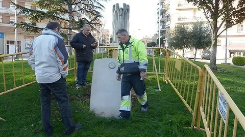 La Brigada Municipal de Mollerussa col·loca el monòlit un cop restaurat.