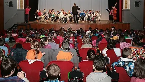 Els escolars van escoltar el concert de l'orquestra de corda i vent de l'EMMM.