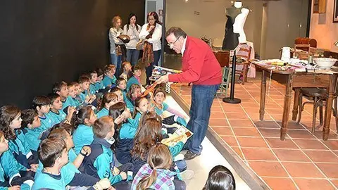 Enric Gracia acompanya als escolars en la visita al Museu de Vestits de Paper