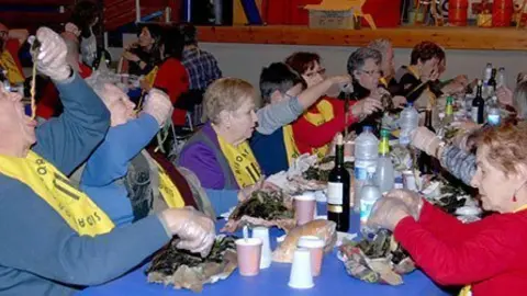 Més d'un centenar de veïns participen en la calçotada de Sidamon.