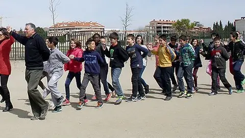 Joan Pons dirigeix el galop amb els alumnes de cicle superior de l'escola Ignasi Peraire.
