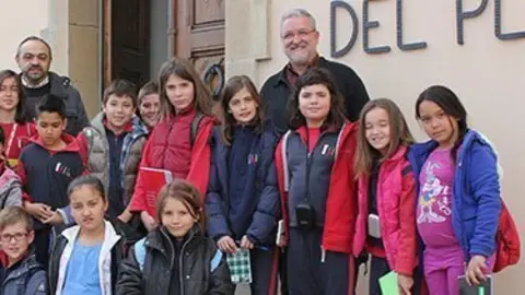 Els alumnes de quart de l'escola Mare de Déu de l'Horta amb Francesc Fabregat.