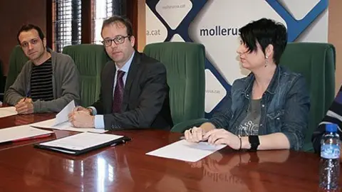 Soldevila, Solsona, Solé i Cabau, participen en la signatura el conveni.