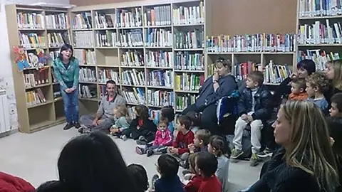Imatge de la segona edició de l'hora del conte a la Biblioteca Berenguer.