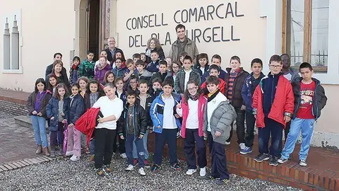 El grup d'alumnes de l'escola Pompeu Fabra que visiten el Consell Comarcal.