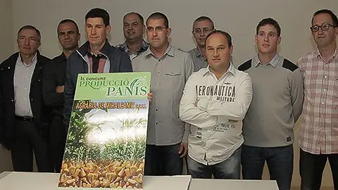 La junta de la Cooperativa del Camp de Miralcamp presenten el concurs.