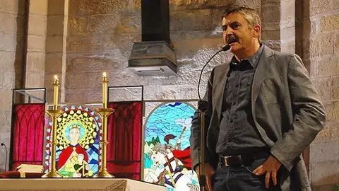 Jordi Batista Ramon en la presentació dels nous vitrall de Santa Maria.