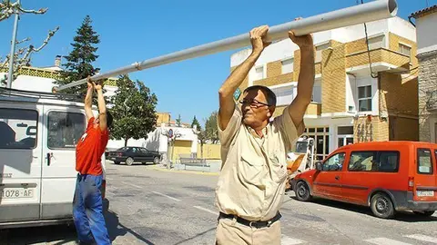 Els operaris de l&#39;Ajuntament col·loquen un nou masteler a Ivars d&#39;Urgell.