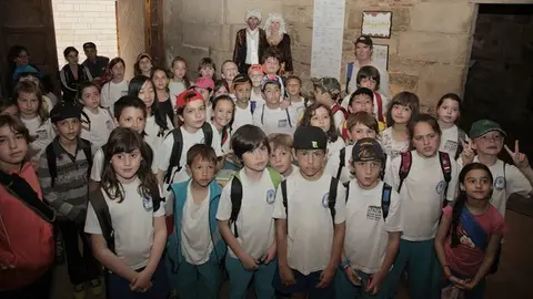 L'alcalde Rafel Panadés, caracteritzat, acompanya als escolars en la visita.