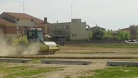 Els obres de la nova pista d&#39;atletisme en el solar del carrer Ricard Vinyes.