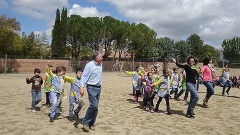 Els nens i nenes de l'escola Les Arrels, participen en la jornada intergeneracional.