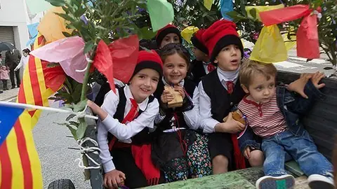 Noves generacions de Vilanova de Bellpuig mantenen la flama de les Caramelles