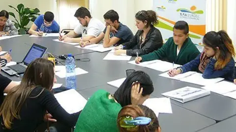 Els joves que participen en el programa Joves per a l'Ocupació